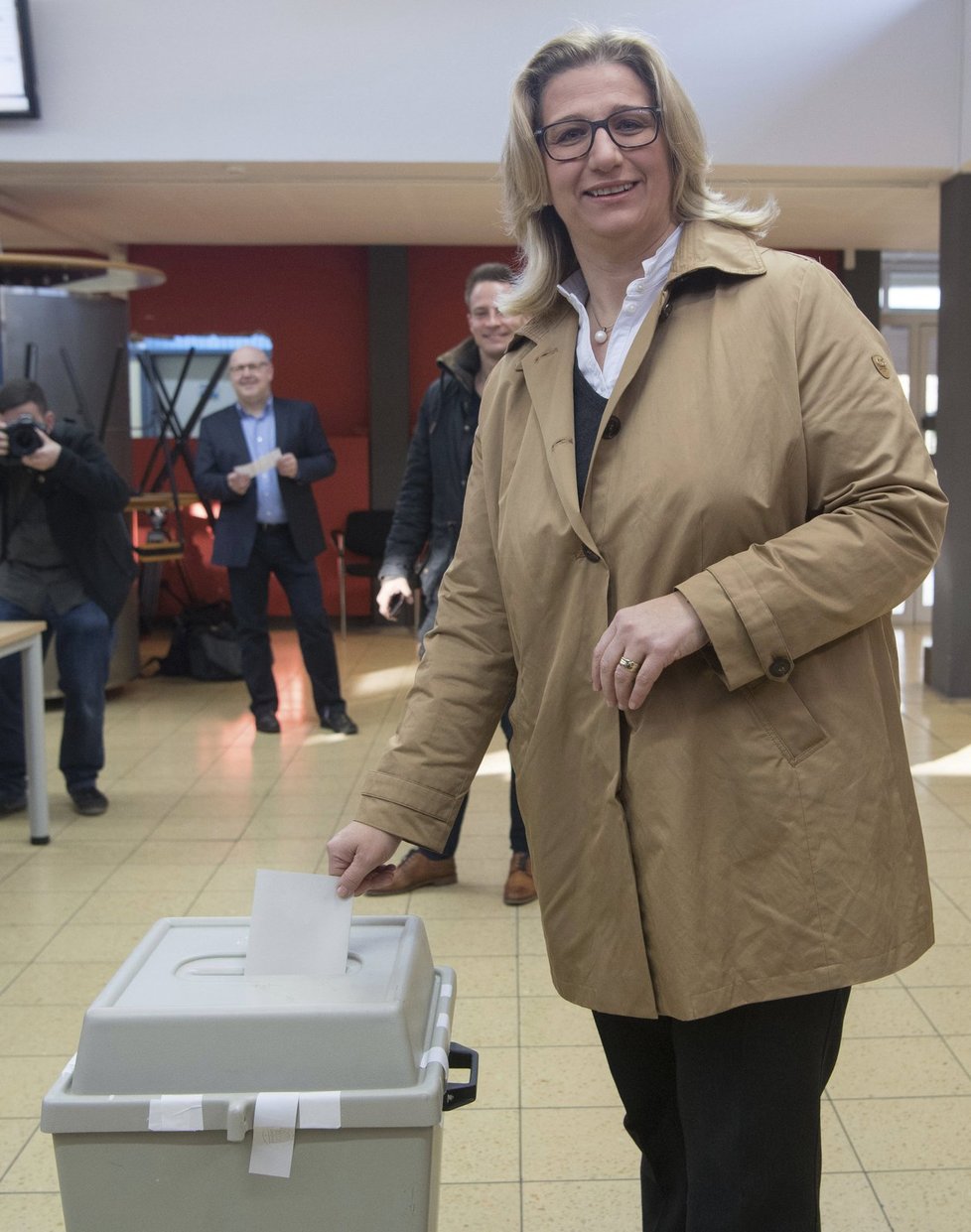 Anke Rehlinger - hlavní kandidátka za SPD vhazuje svůj hlas do urny v Sársku.