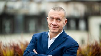 Téměř polovina obchodů ČEB míří do obrany. Banka roste napříč obory Téměř polovina obchodů ČEB míří do obrany. Banka roste napříč obory