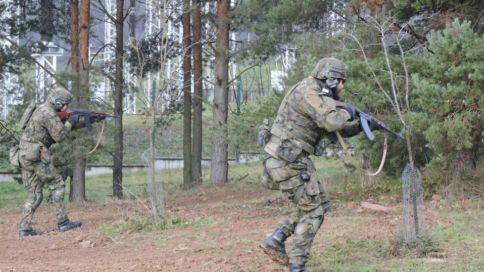 Vojáci z Aktivních záloh Armády ČR trénovali ochranu elektrické rozvodny v Čebíně.