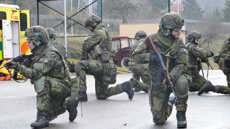 Vojáci z Aktivních záloh Armády ČR trénovali ochranu elektrické rozvodny v Čebíně.