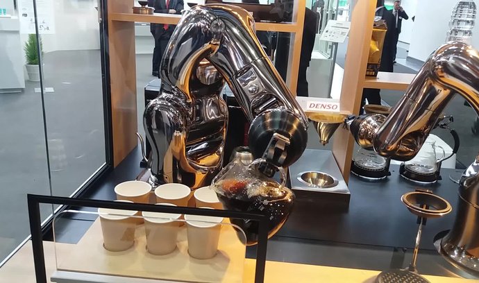 Očima E15: Roboti jsou všude. Tančí, bubnují, radí a vaří kávu. Podívejte se do centra budoucnosti