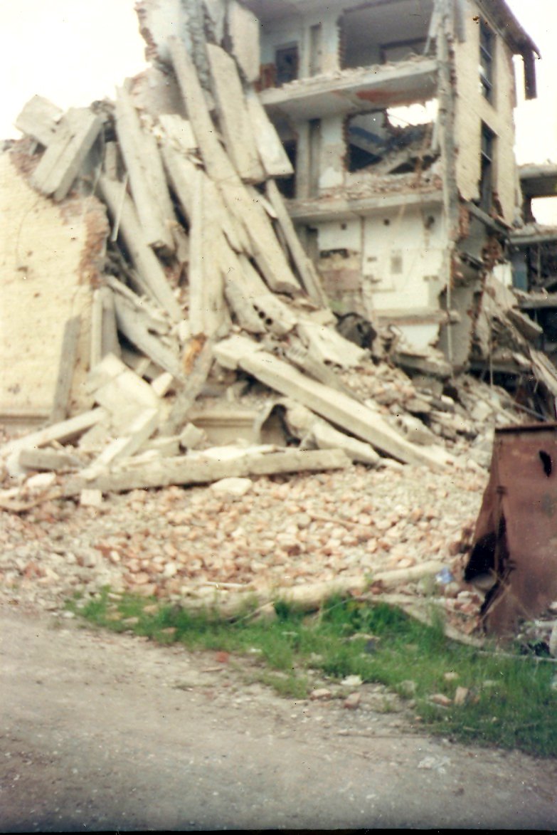 Zničený dům v Grozném, 2004.