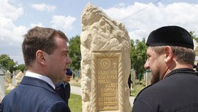 Premiér Dmitrij Medveděv s Ramzanem Kadyrovem u hrobu jeho otce Achmada, 2012