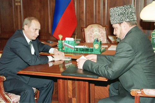 Vladimir Putin a Achmad Kadyrov, 2001.