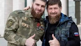 Generál Magomed Tušajev (vlevo) s Ramzanem Kadyrovem.