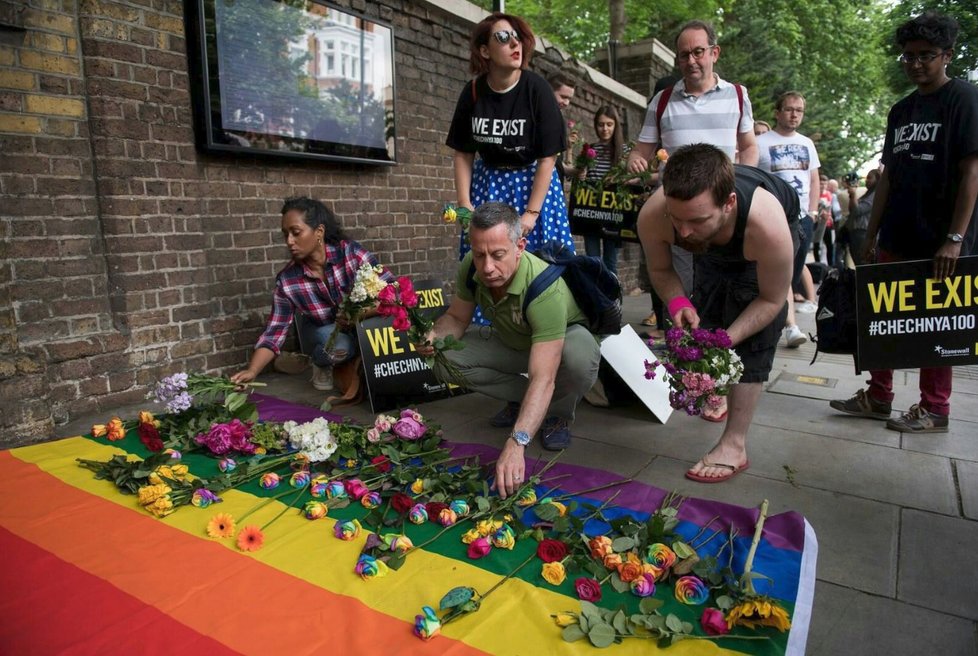 Protesty proti zatýkání homosexuálů v Čečensku.