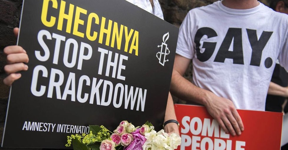 Protesty proti zatýkání homosexuálů v Čečensku.