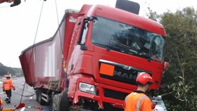 Český kamioňák se vyboural v Anglii: Z nákladu mu vytekly tisíce litrů hořlaviny.