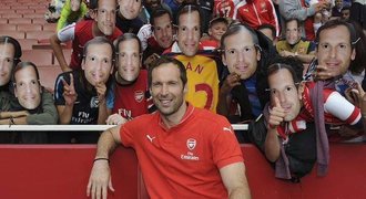 Čech, kam se podíváš! Fanoušci Arsenalu se fotili s novým idolem