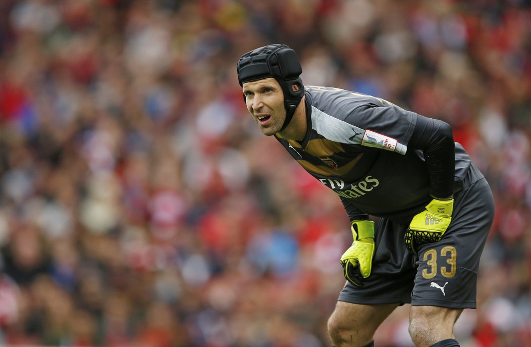 Brankář Arsenalu Petr Čech v akci na Emirates cupu