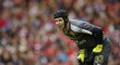 Brankář Arsenalu Petr Čech v akci na Emirates cupu