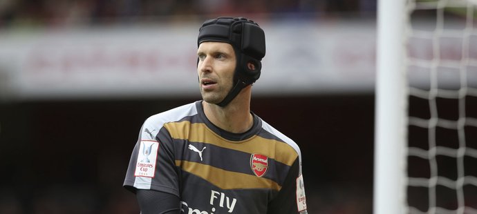 Petr Čech udržel proti Wolfsburgu první čisté konto za Arsenal