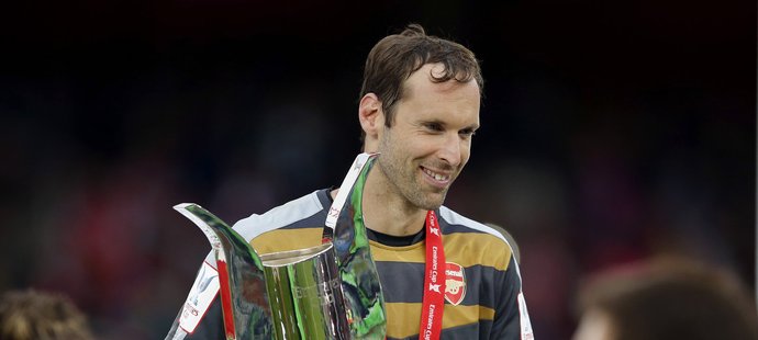 Brankář Arsenalu Petr Čech s trofejí pro vítěze přípravného turnaje Emirates Cupu