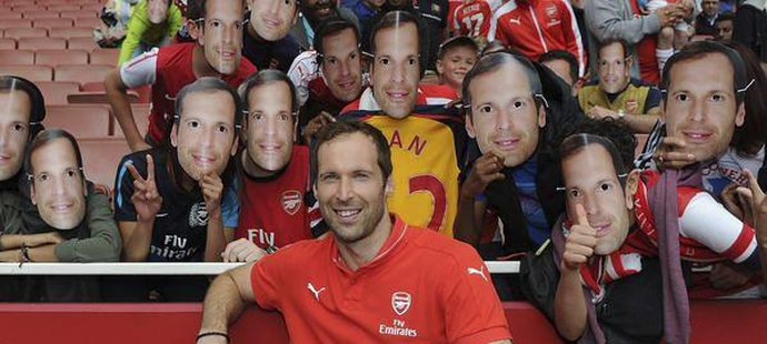 Brankář Petr Čech obklopenými fanoušky Arsenalu