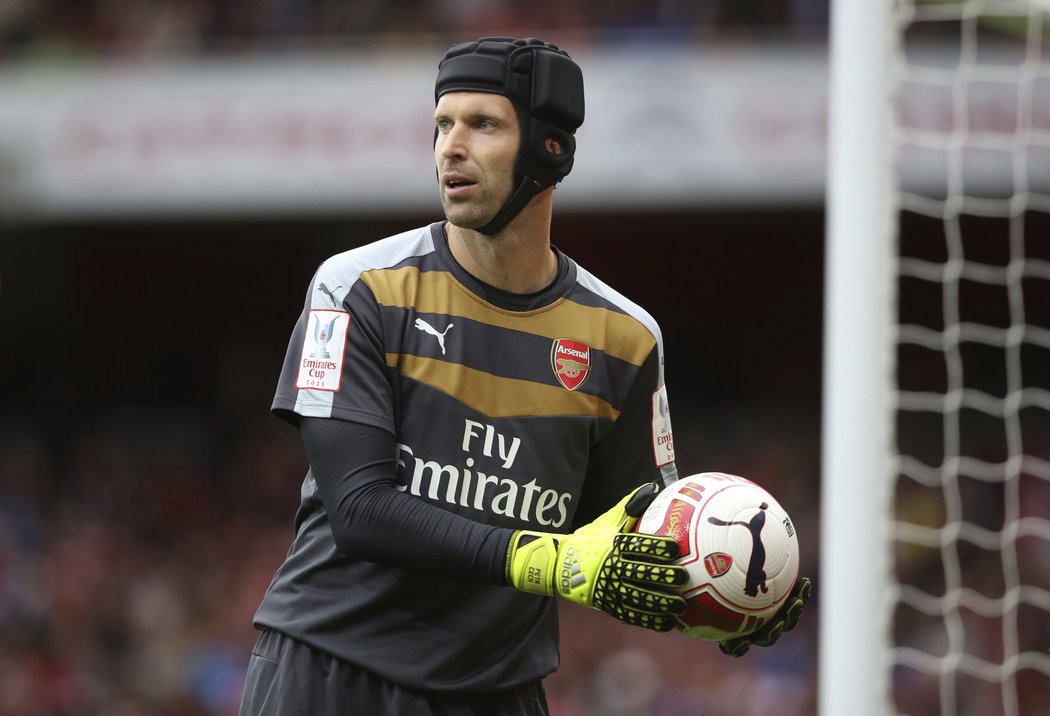 Petr Čech udržel proti Wolfsburgu první čisté konto za Arsenal