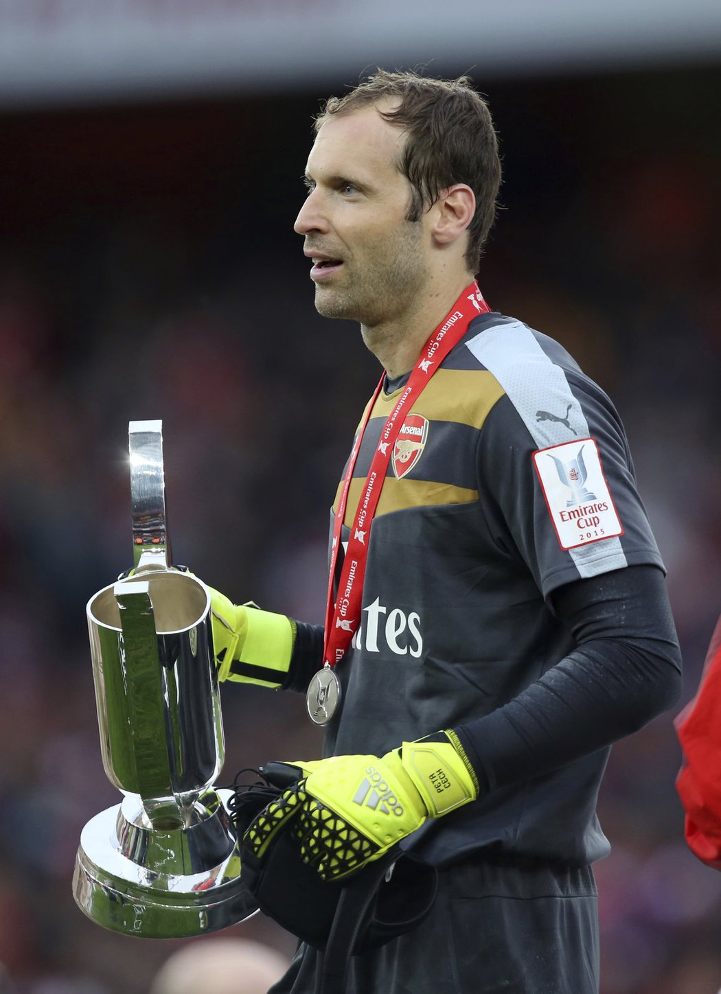 Brankář Arsenalu Petr Čech s pohárem