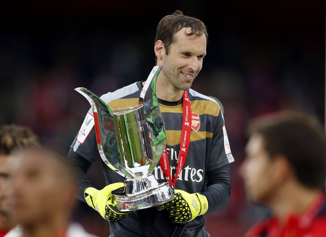 Brankář Arsenalu Petr Čech s trofejí pro vítěze přípravného turnaje Emirates Cupu