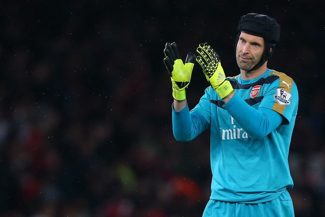 Brankář Arsenalu Petr Čech sklízí po svém skvělém vystoupení proti Liverpoolu v Anglii velkou chválu