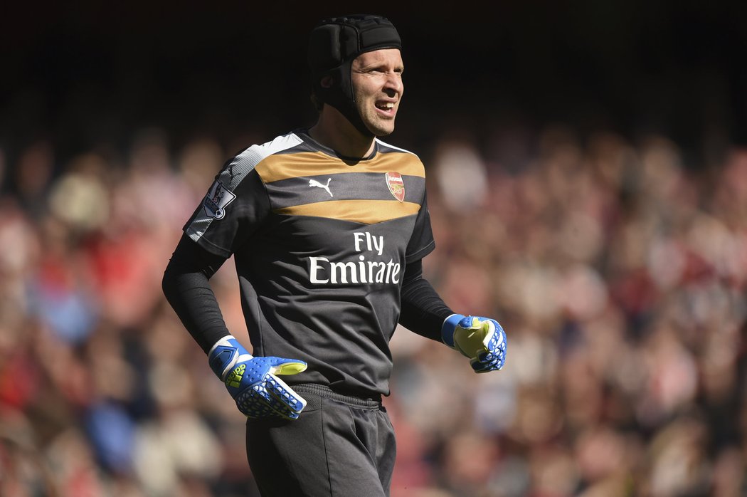 Brankář Arsenalu Petr Čech se vrátil po zranění do základní sestavy