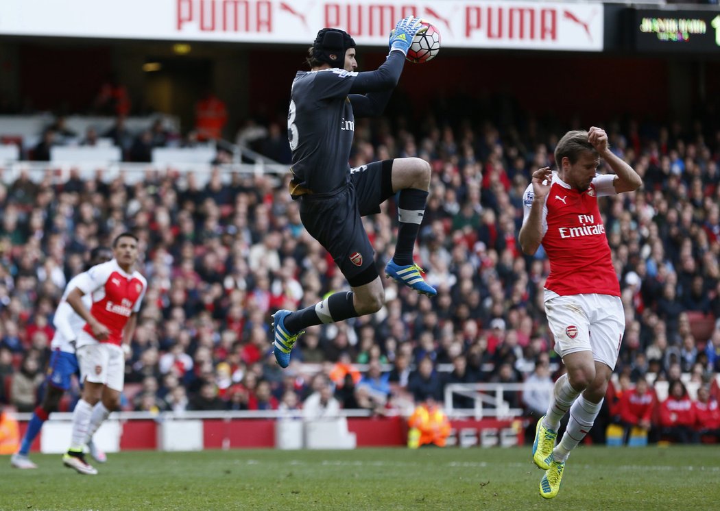 Brankář Arsenalu Petr Čech v utkání s Crystal Palace