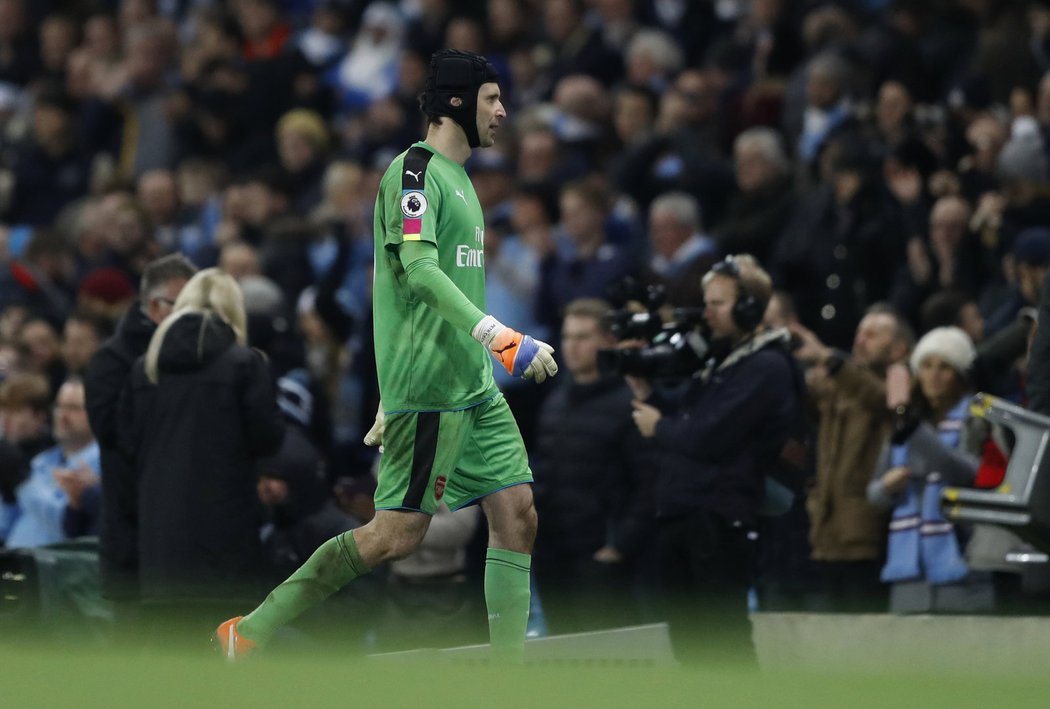 Zklamaný brankář Arsenalu Petr Čech po prohře na půdě Manchesteru City