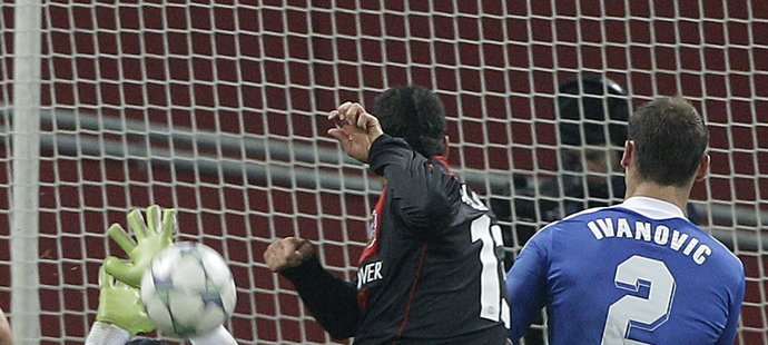 Petr Čech chytil dvě tutovky Ballacka, ale porážce s Leverkusenem stejně nezabránil.