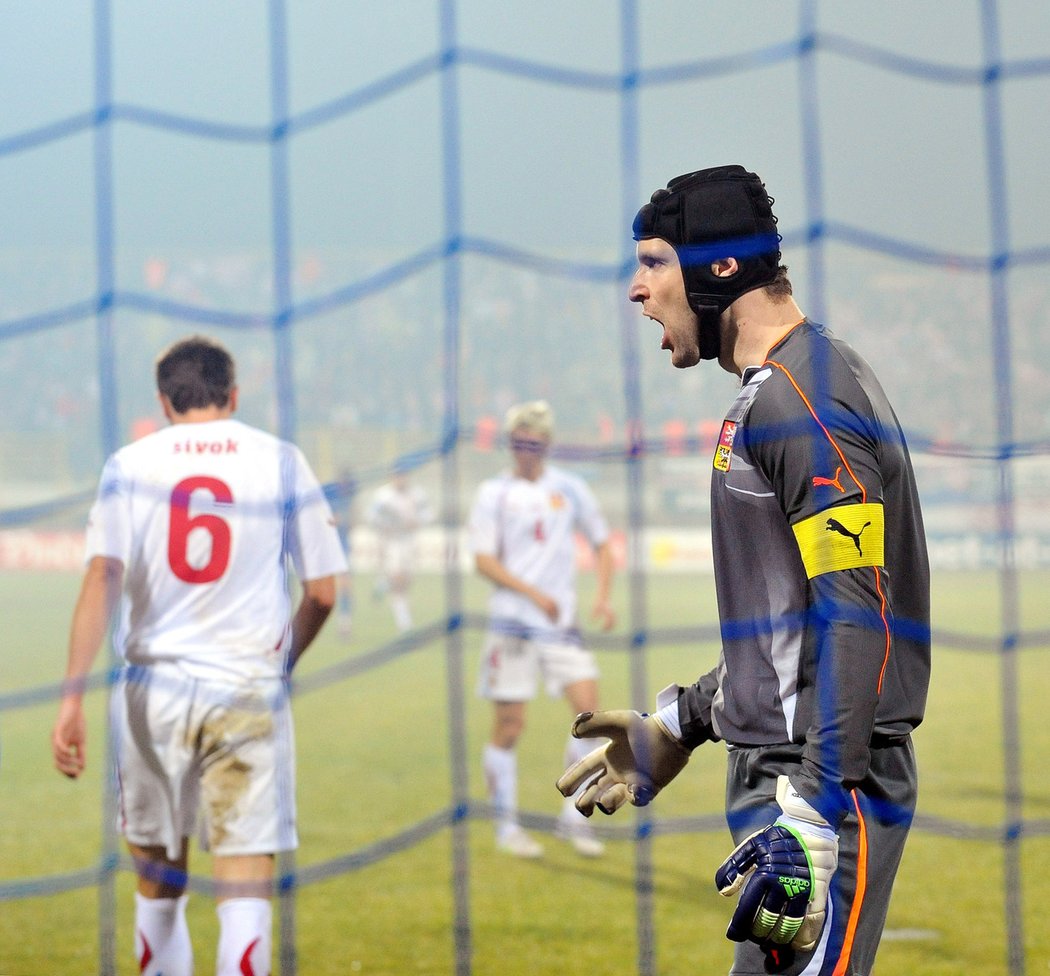 Petr Čech okřikl spoluhráče, kteří si povětšinu zápasu neplnili své povinnosti.