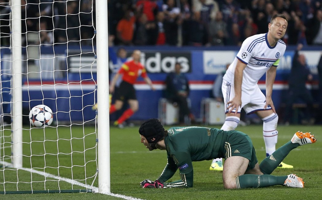 Petr Čech během utkání s PSG, kterému podlehla Chelsea 1:3.