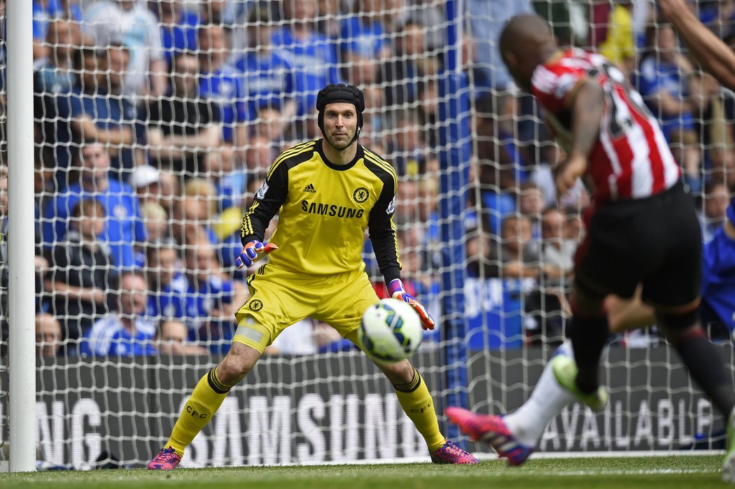 Soustředěný brankář Chelsea Petr Čech proti Sunderlandu