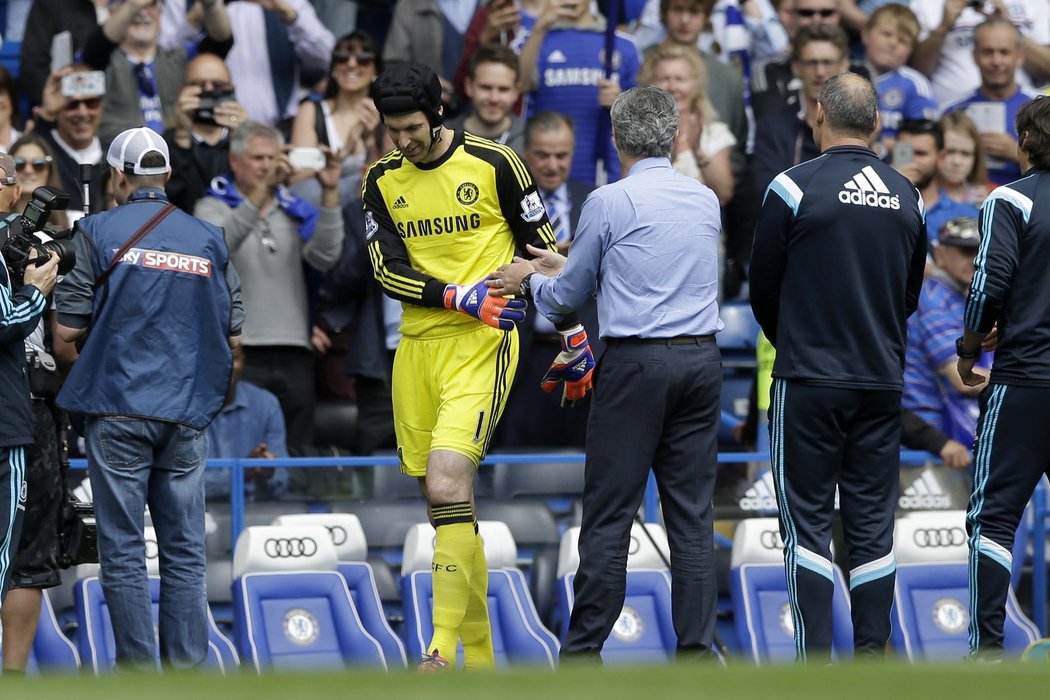 Brankář Chelsea Petr Čech s trenérem José Mourinhem