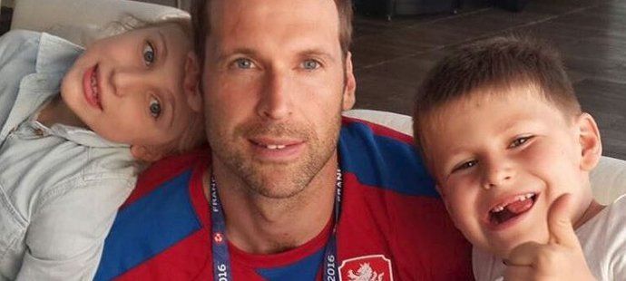 Petr Čech má štěstí na dokonalé rodinné zázemí. Oporami mu jsou manželka Martina i děti Adélka a Damián