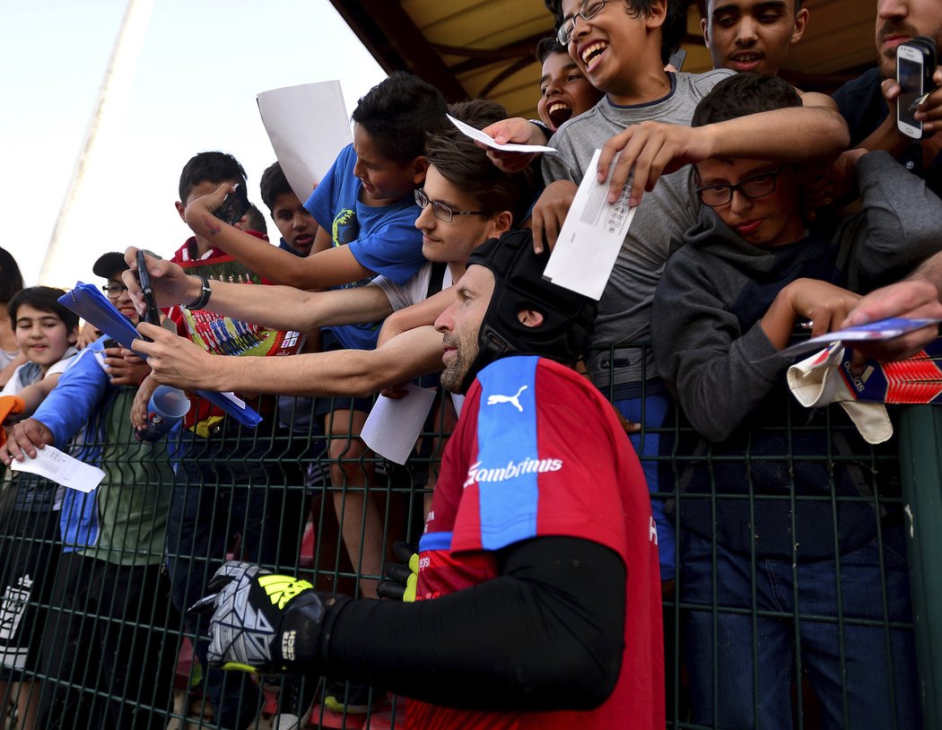 Brankář české reprezentace Petr Čech se fotil s fanoušky