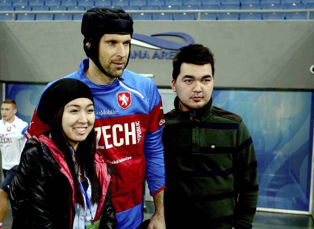 Už před utkáním české reprezentace s Kazachstánem byl o Petra Čecha velký zájem.
