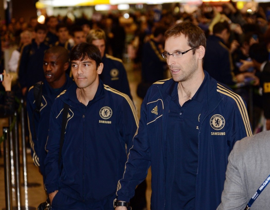 Petr Čech s brýlemi na očích odchází z letiště směrem k autobusu. V pozadí Paulo Ferreira, Ramires či Fernando Torres. V Japonsku jsou fotbalisté Chelsea za velké hvězdy bez ohledu na slabší výsledky z poslední doby.