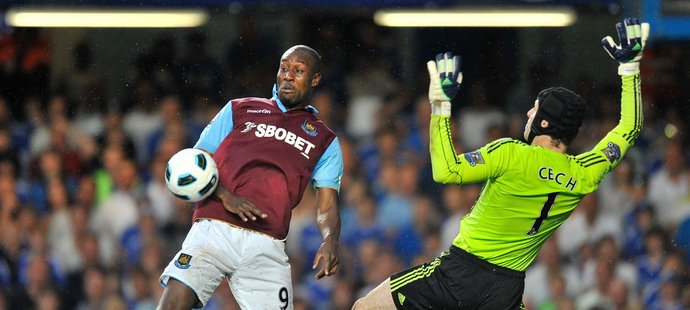 Carlton Cole se snaží prosadit před brankou Petra Čecha.