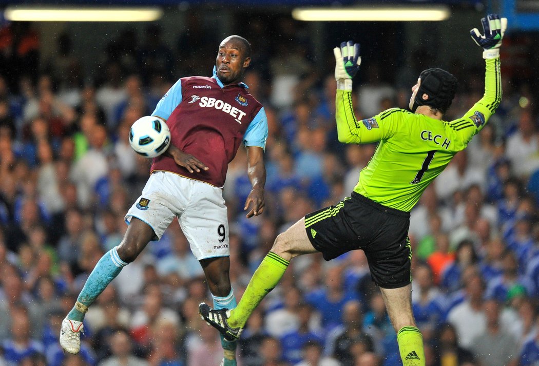 Carlton Cole se snaží prosadit před brankou Petra Čecha.