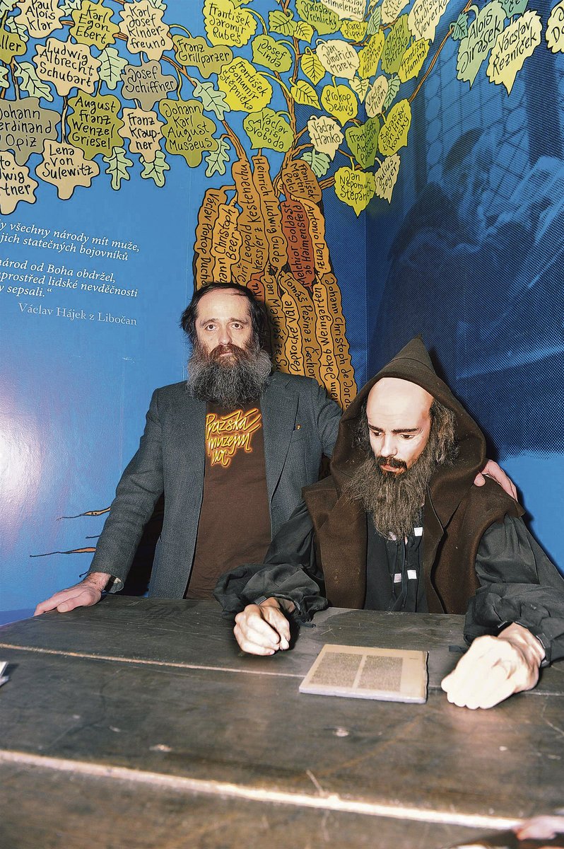 Autor výstavy Petr Mašek (vlevo) s kronikářem Kosmou, jak asi mohl vypadat