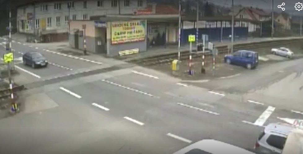 Čech na Slovensku vjel do zastávku u školy: Lidé na poslední chvíli uskakovali