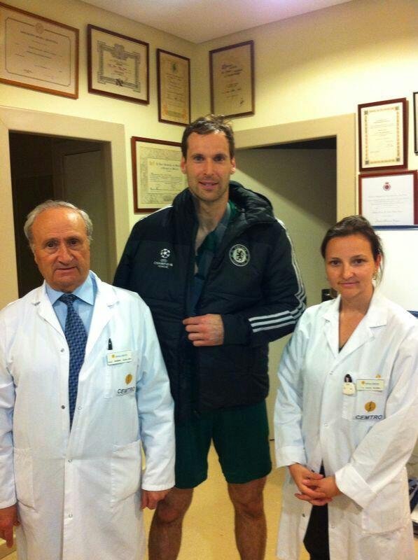 Petr Čech se fotil v madridské nemocnici s lékaři, kteří mu ošetřili vykloubené rameno.