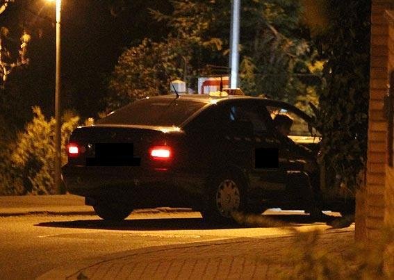 PRAHA-BRANÍK, STŘEDA 04:17 – 04:24 - Když ho taxikář dovezl před dům jeho rodičů, kde nyní žije, odmítl Čechák zaplatit a ve voze na řidiče vytáhl nůž.