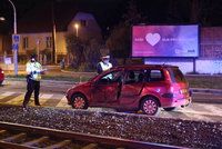 Nehoda v Modřanech: U zastávky se srazila tramvaj s autem, osobu vyprošťovali hasiči