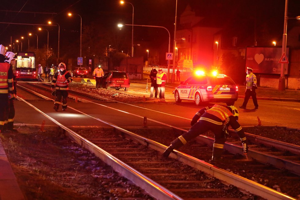 U tramvajové zastávky Čechova čtvrť se srazila tramvaj s osobním vozem. (20. listopad 2020)