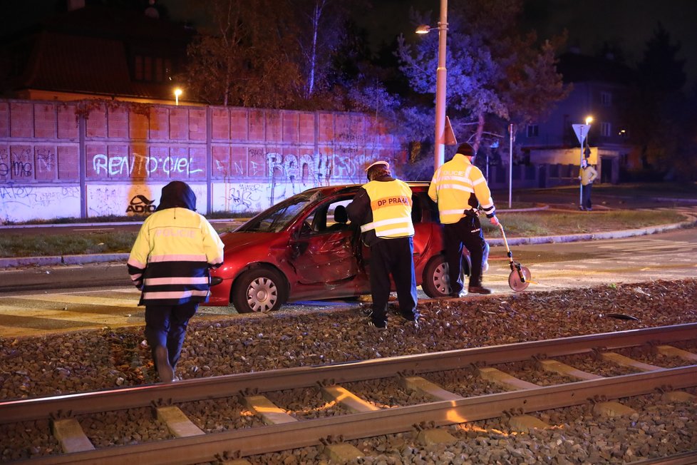 U tramvajové zastávky Čechova čtvrť se srazila tramvaj s osobním vozem. (20. listopad 2020)