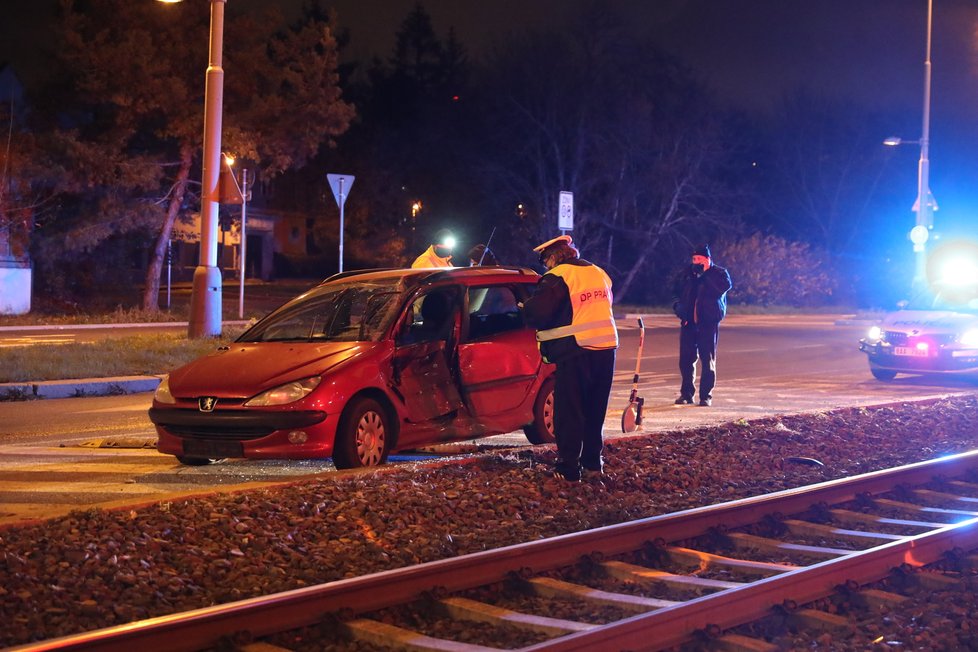 U tramvajové zastávky Čechova čtvrť se srazila tramvaj s osobním vozem. (20. listopad 2020)