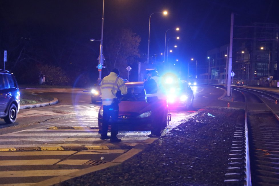 U tramvajové zastávky Čechova čtvrť se srazila tramvaj s osobním vozem. (20. listopad 2020)