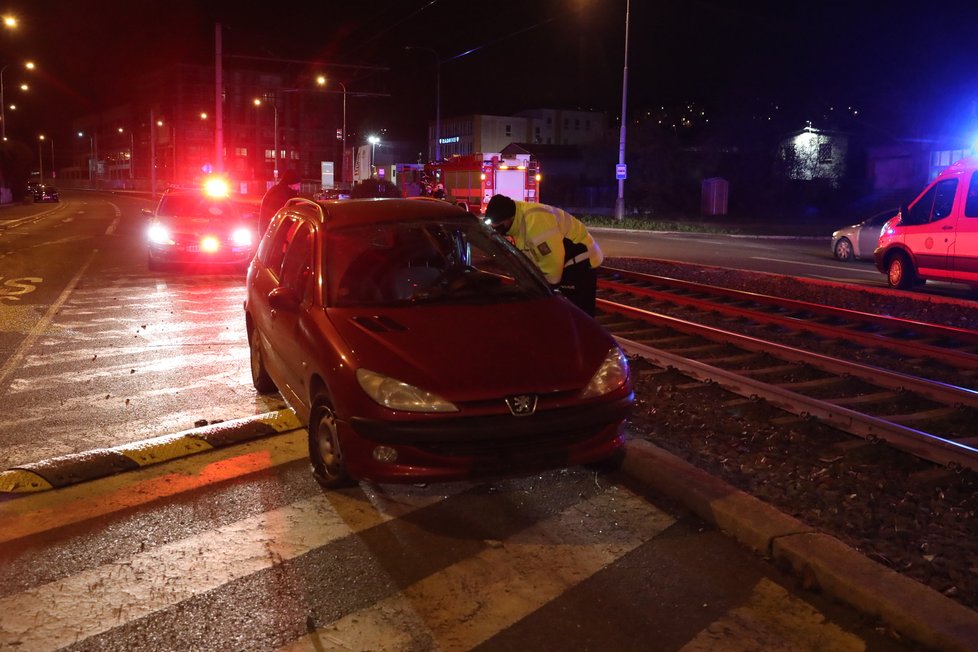 U tramvajové zastávky Čechova čtvrť se srazila tramvaj s osobním vozem. (20. listopad 2020)