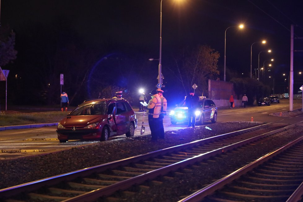 U tramvajové zastávky Čechova čtvrť se srazila tramvaj s osobním vozem. (20. listopad 2020)