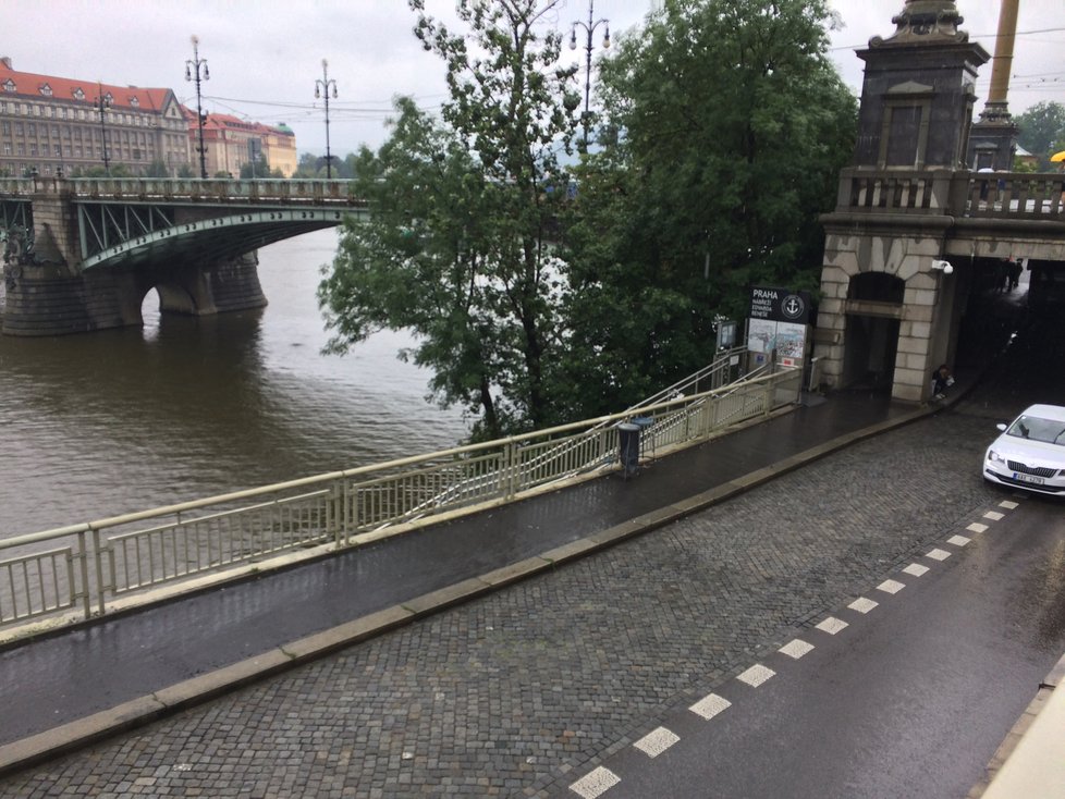Na nábřeží Edvarda Beneše u Čechova mostu není pro chodce bezpečno. TSK tu chystá změny.