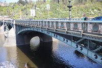 Poničené zábradlí Čechova mostu čekají opravy. Při rekonstrukci se musí použít původní materiály