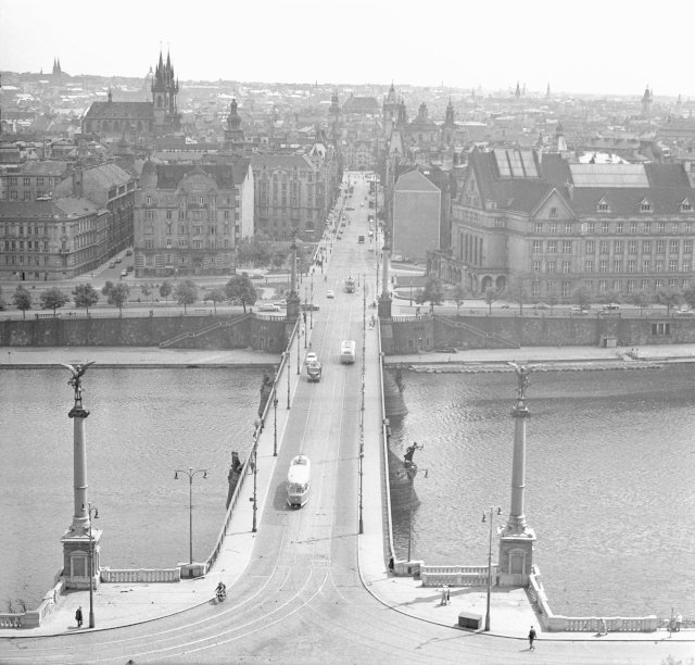 Čechův most v pohledu z Letenských sadů, rok 1962.